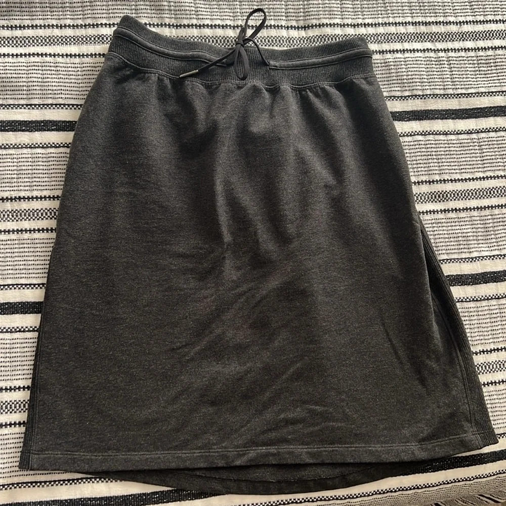 Lululemon Start Anew Skirt in Heathered Black (dark grey) Size 4 - Picture 2 of 5